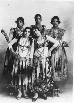 Grupo de bailarinas ghawazi en 1880